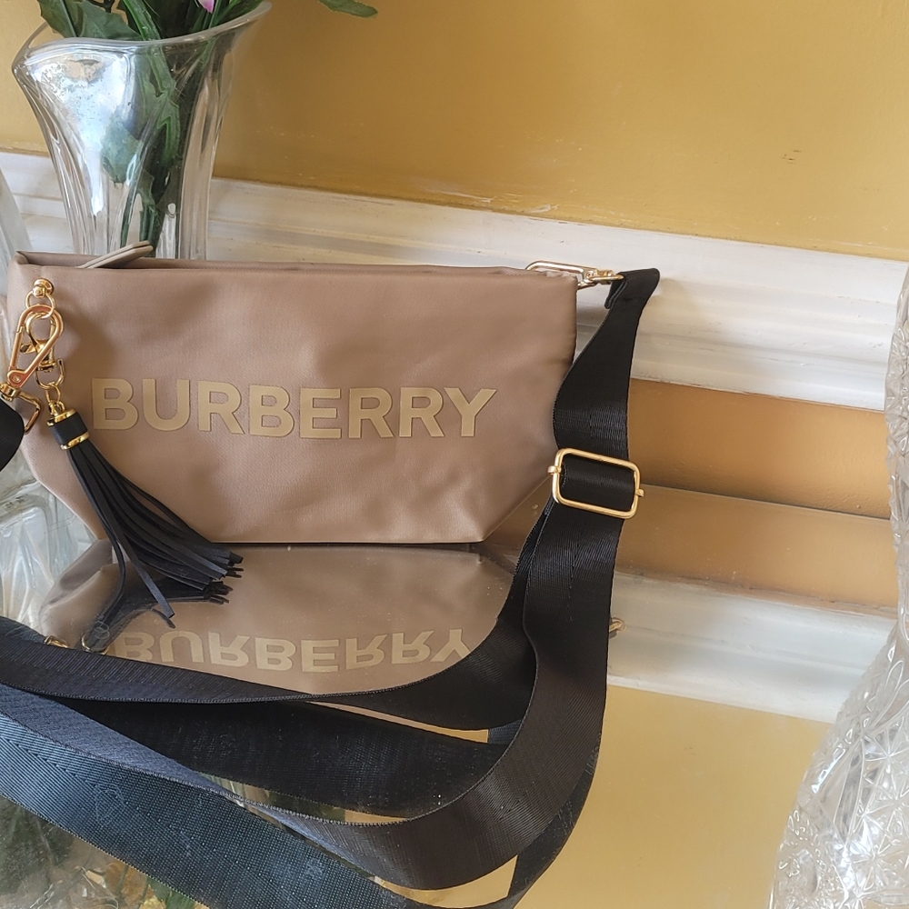 Burberry - Picture 9 of 15